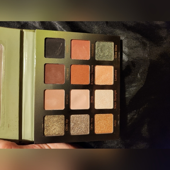 Violet Voss Olive You Forever Palette - Picture 3 of 7